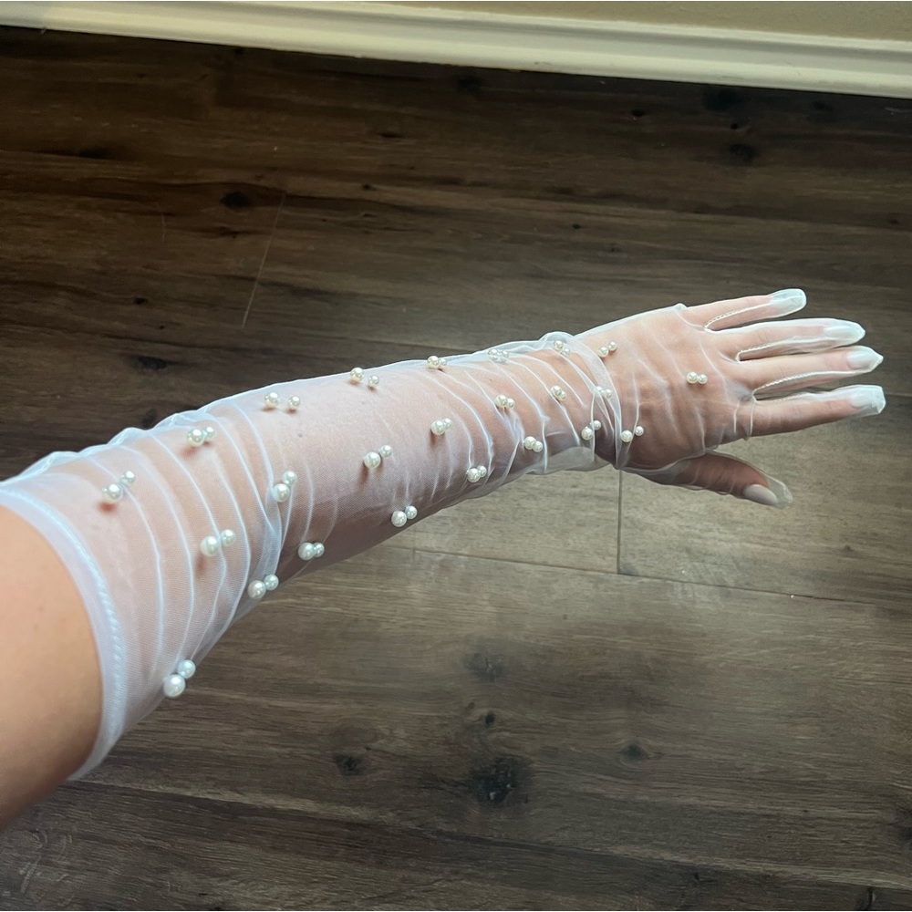 12th Tribe White Pearl Bridal Gloves